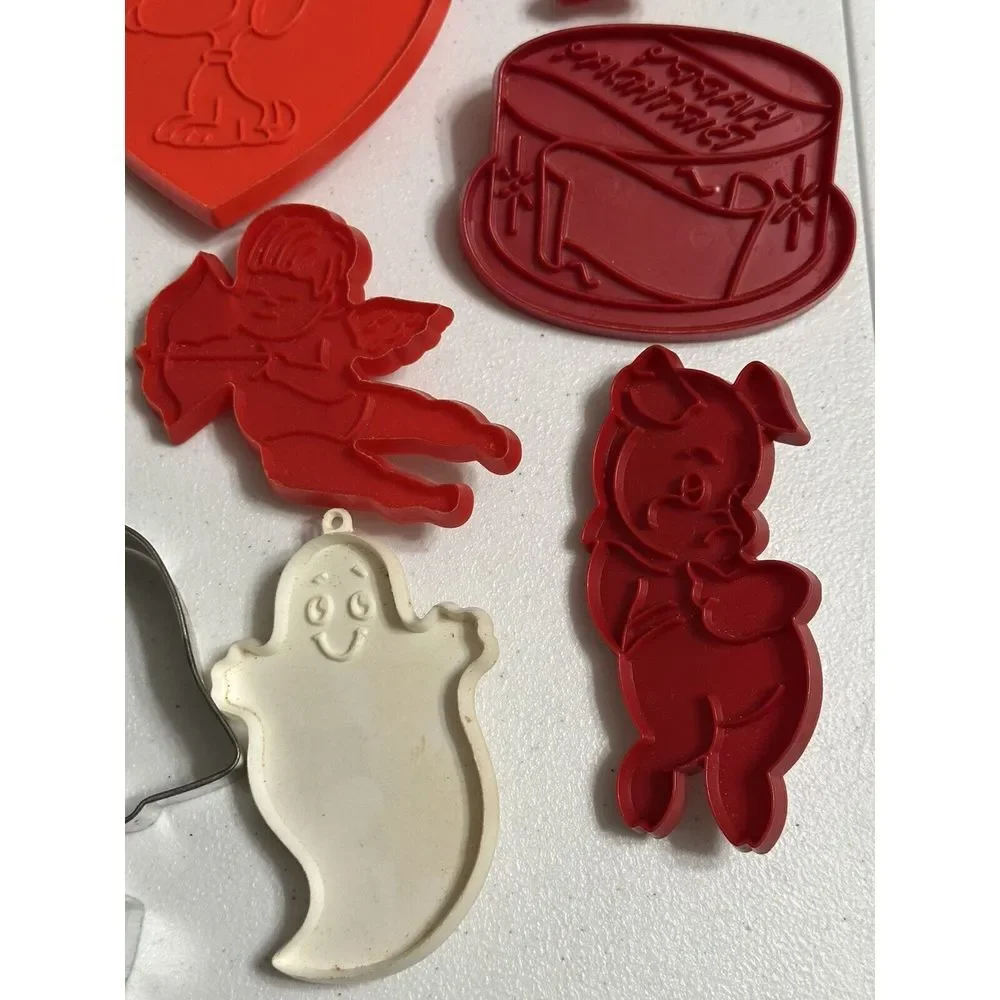 Vintage Cookie Cutter 36pc Lot Plastic Aluminum Mixed Shapes Snoopy Clifford‎